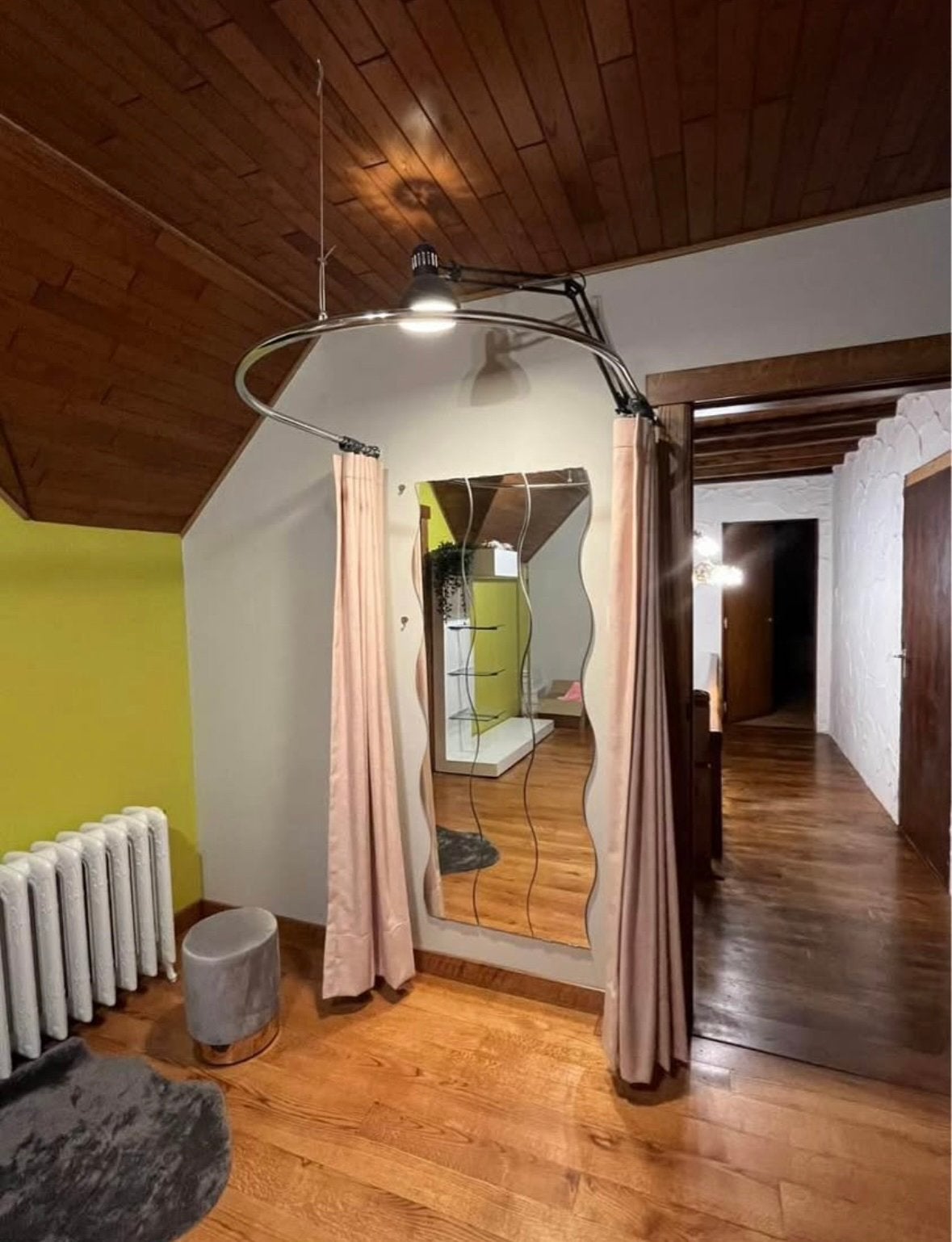 Paskamer met gordijnen en lamp, Ophalen