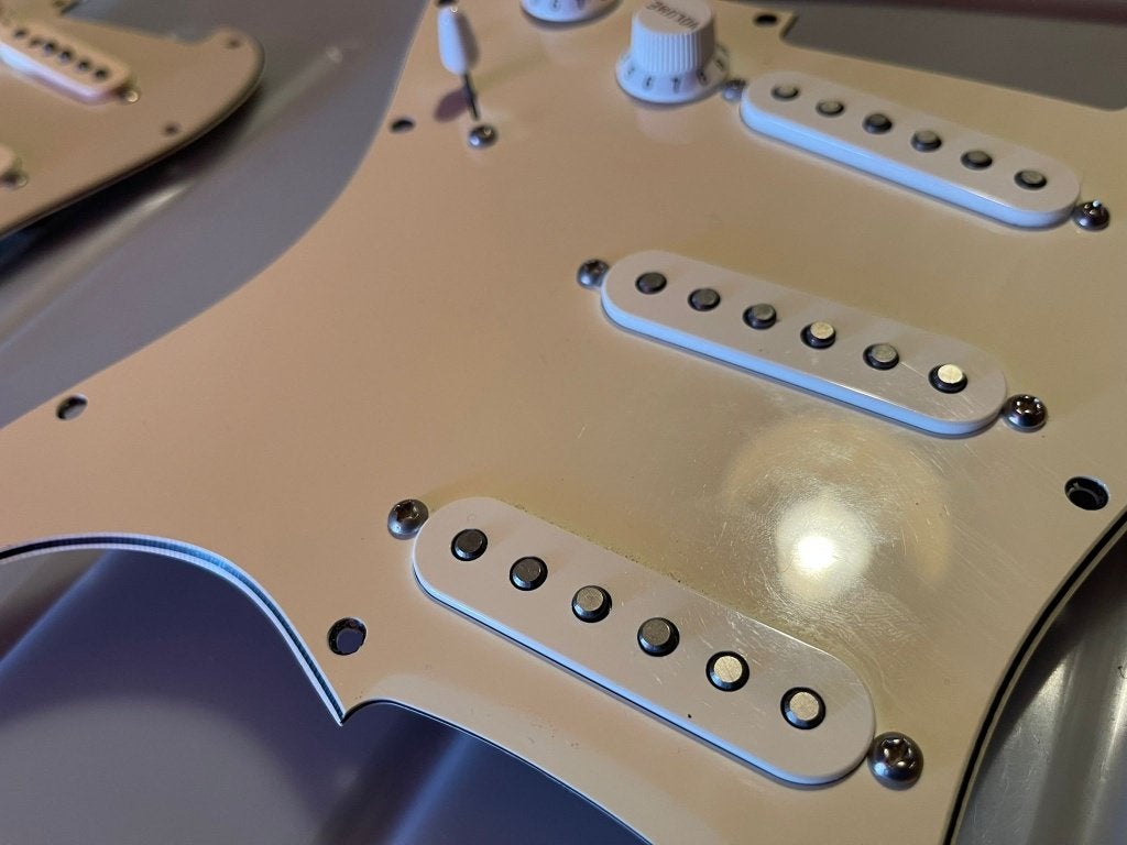 Pickguard FENDER Stratocaster entièrement chargé, Musique & Instruments, Enlèvement ou Envoi, Comme neuf