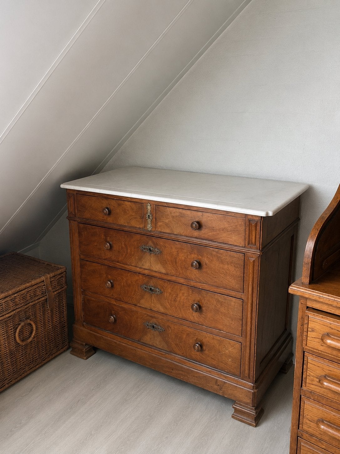 Ancienne commode en noyer avec plateau en marbre blanc, Enlèvement, Comme neuf