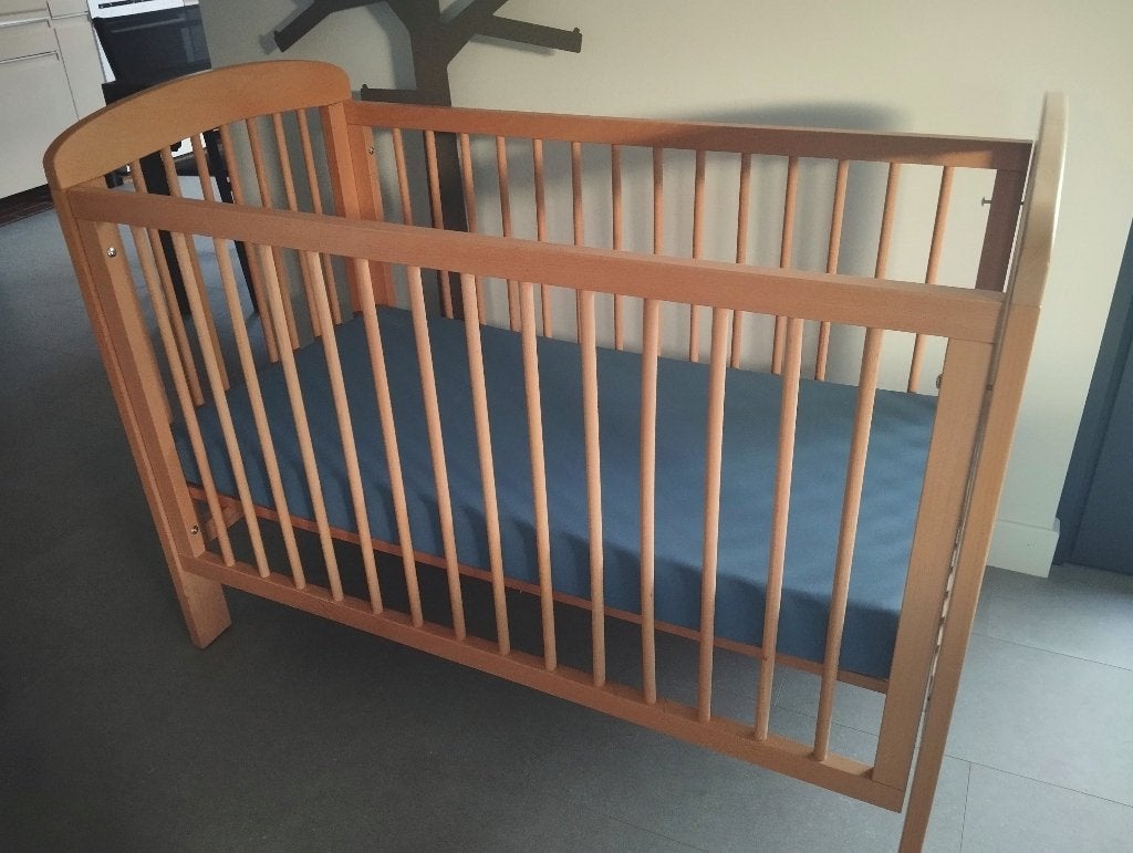 Lit bébé en bois + matelas, Matelas, Moins de 70 cm, Comme neuf, Enlèvement