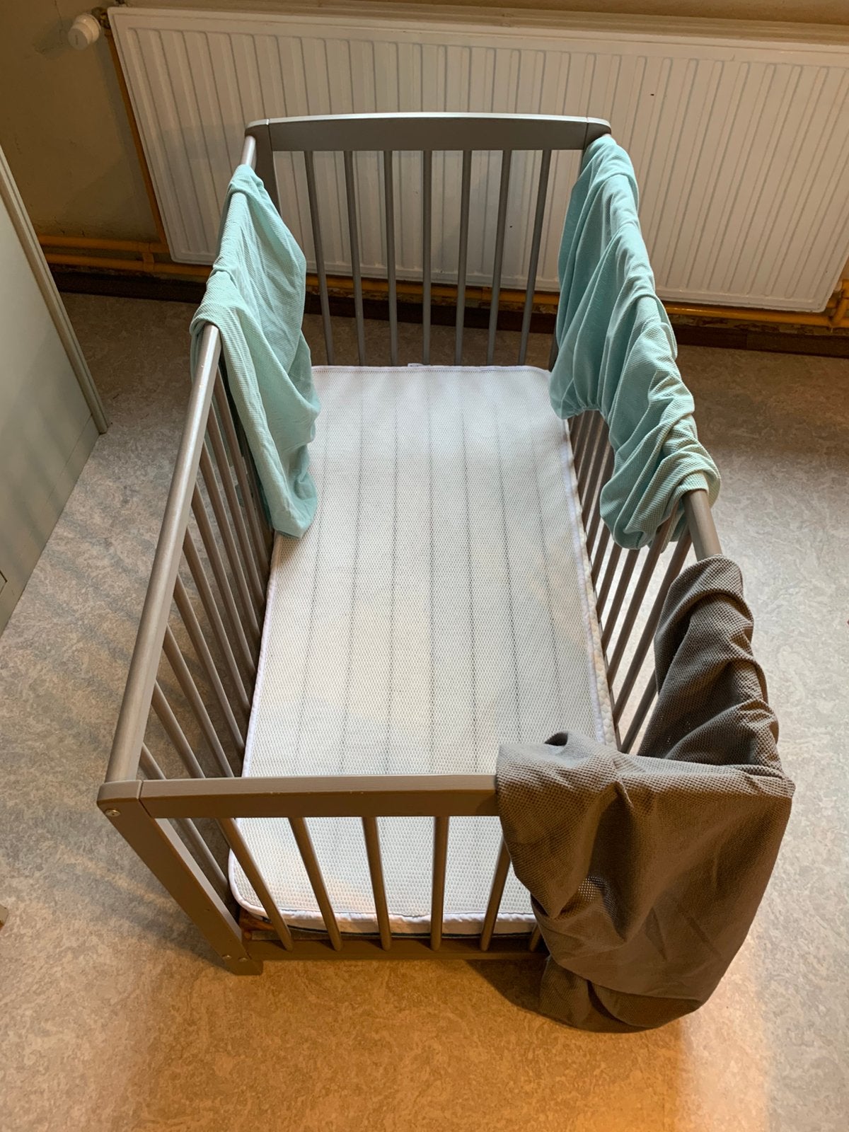 Verstelbaar babybed + matras en toebehoren Aerosleep, Ophalen, Zo goed als nieuw, Ledikant