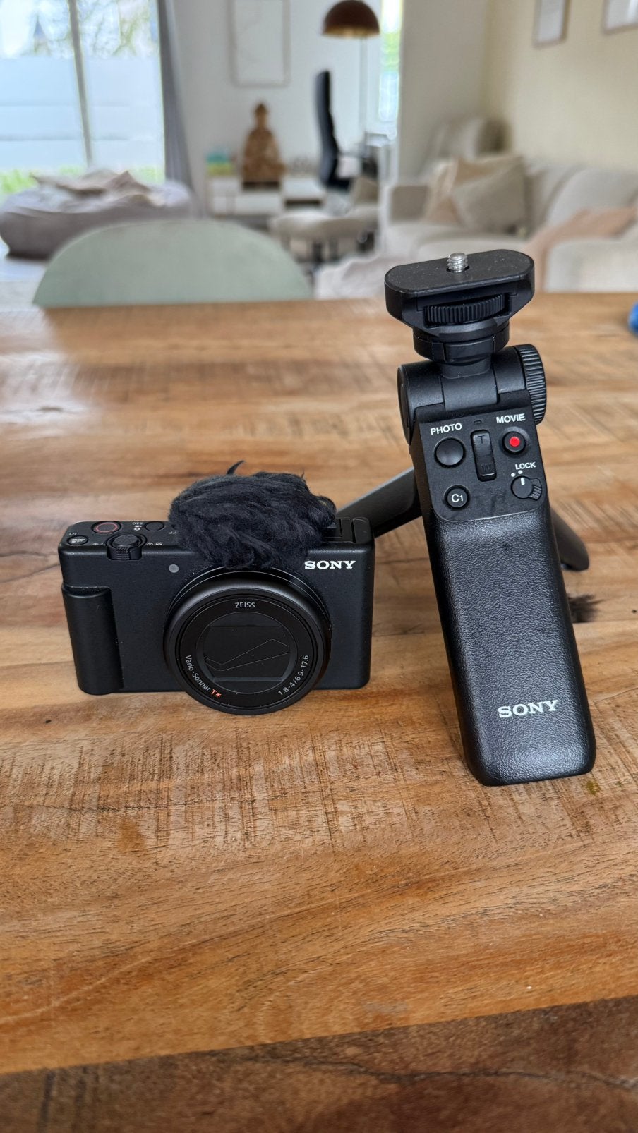 Sony ZV-1 2 vlogcamera + grip + gratis 2e batterij en case, Enlèvement, Comme neuf, Caméra, Sony
