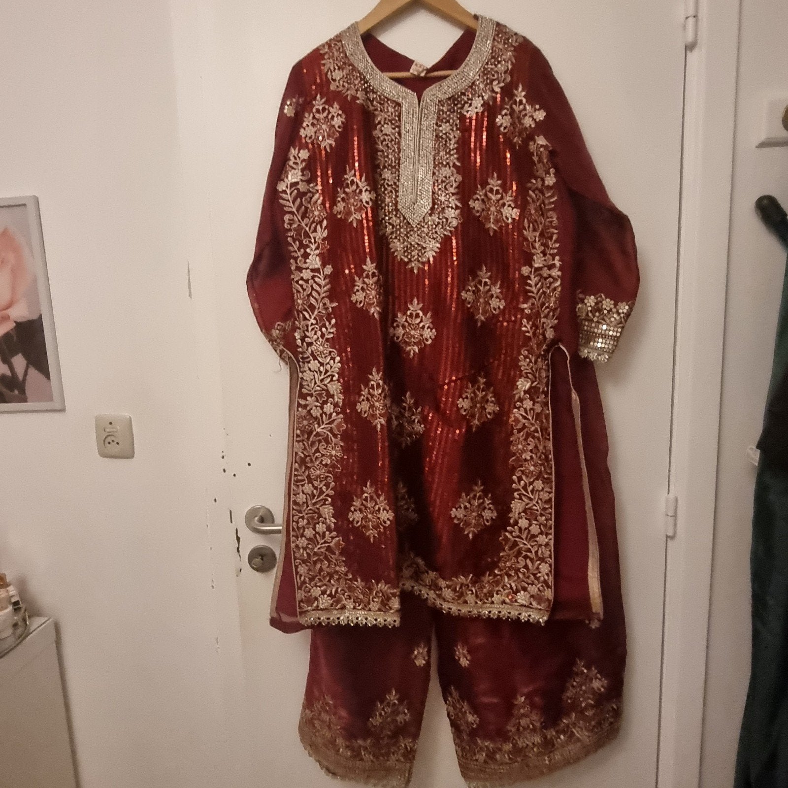 Bollywood set, Ophalen