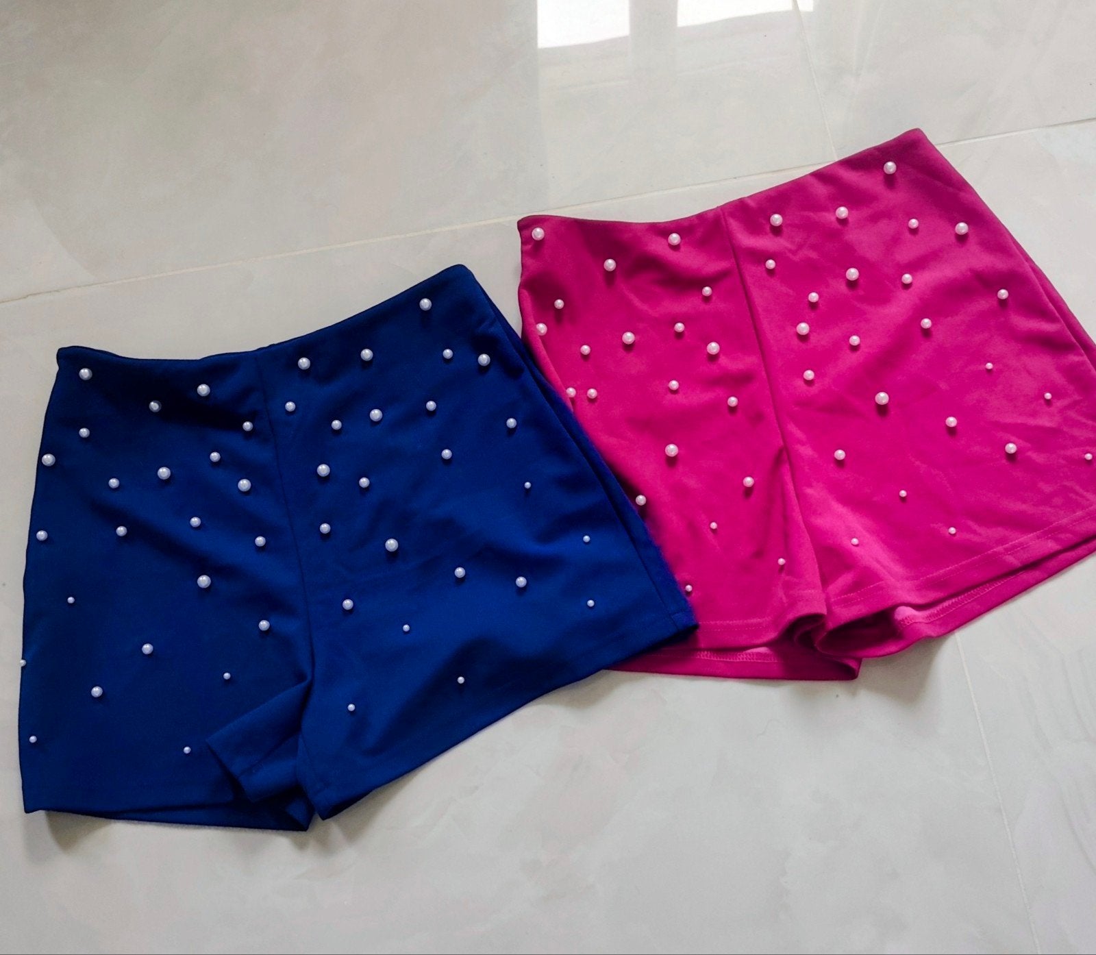 Lot de 2 shorts girly avec perles. Quasi neufs, Taille 38/40 (M), Enlèvement ou Envoi, Comme neuf, SHEIN