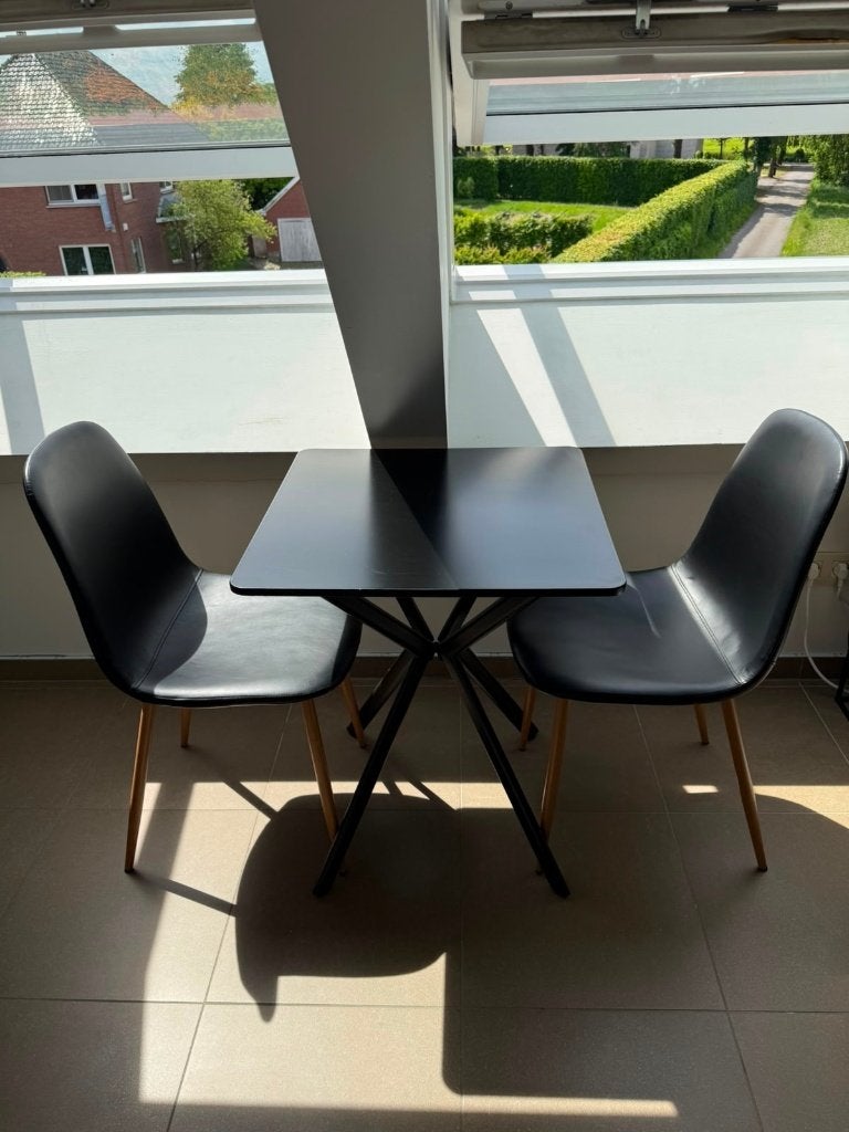 Tafeltje en 2 stoelen, Ophalen, Tot twee personen, Zo goed als nieuw, Modern