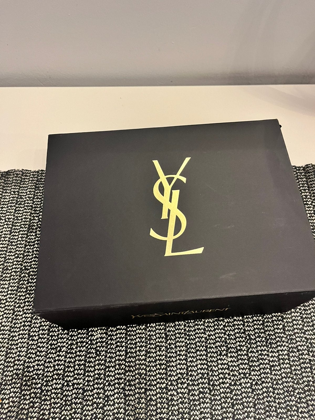 Une boîte de présentation authentique Yves Saint Laurent, Collections, Collections Autre, Enlèvement ou Envoi, Comme neuf