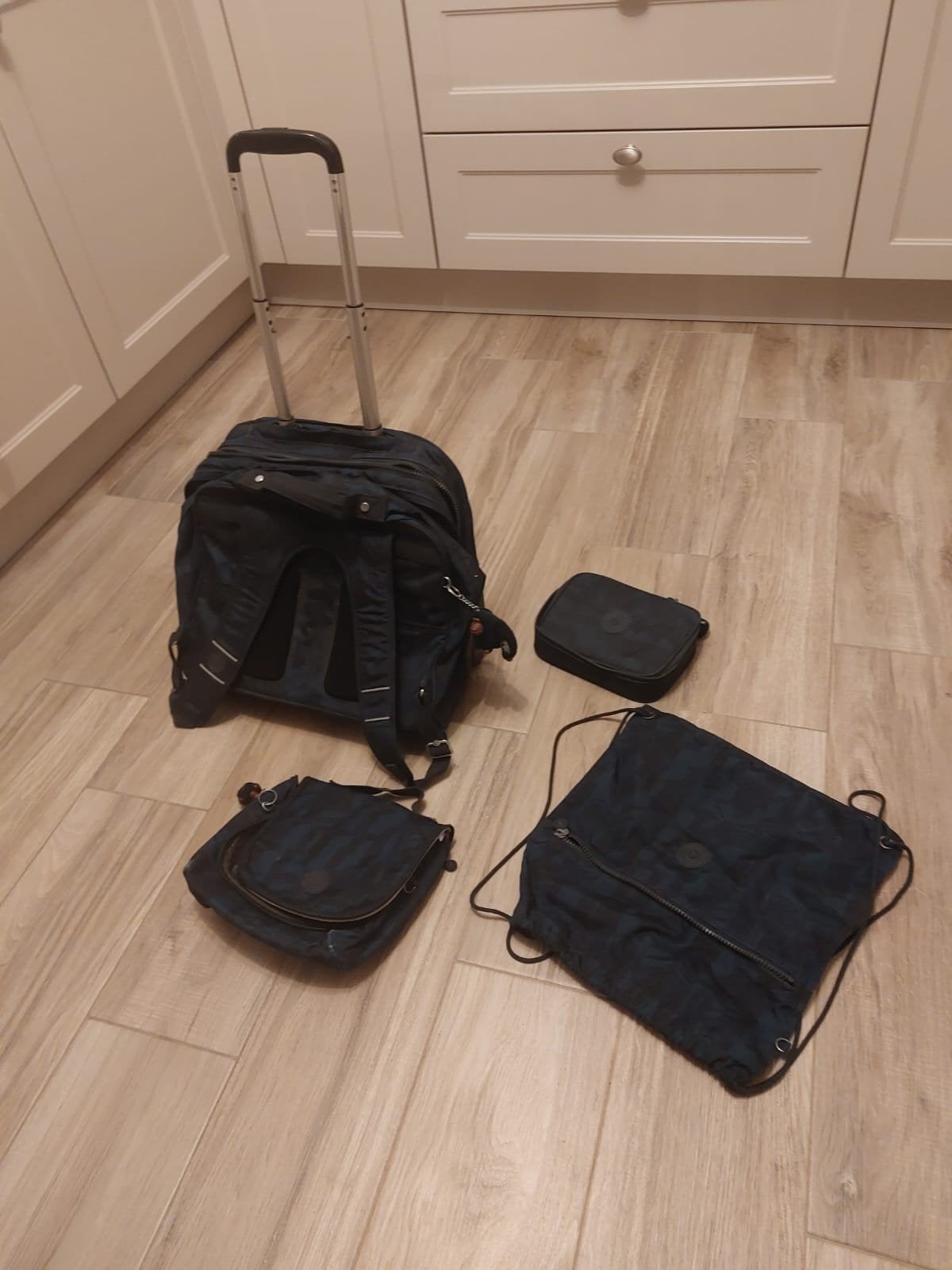 set complet de cartable kipling à roulette, Enlèvement