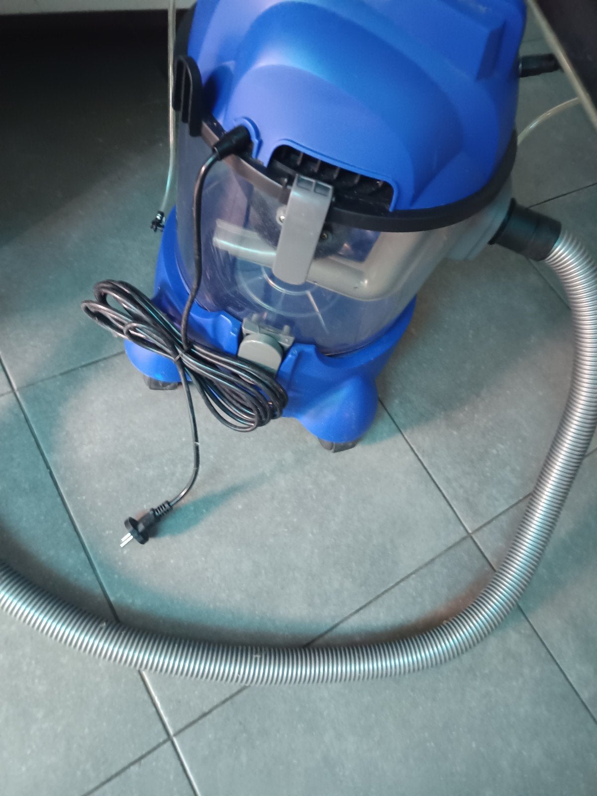 Shampouineuse avec accessoires, Electroménager, 1600 à 2000 watts, Comme neuf, Enlèvement, Convient aux tapis