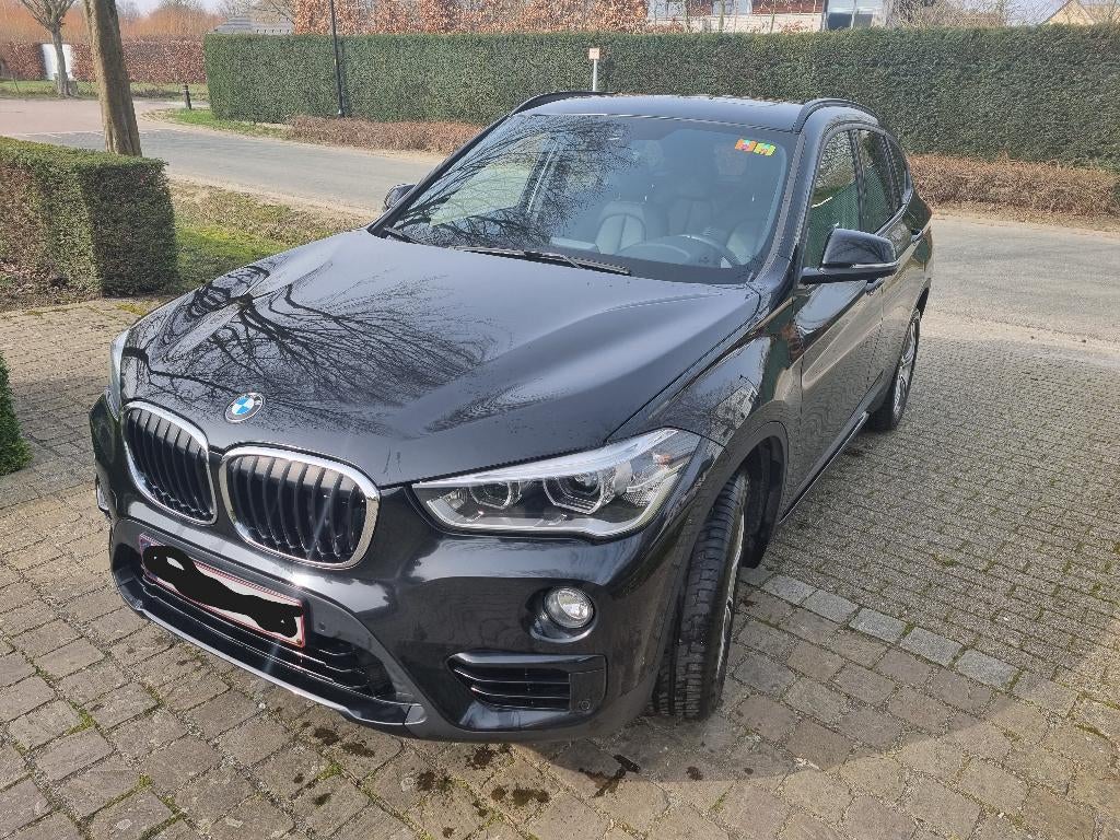 BMW X1 sDrive18i benzine zwart, panoramisch dak, Zwart, 5 deurs, Particulier, SUV of Terreinwagen