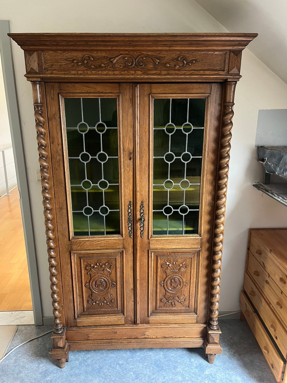 Vintage eiken kast met gekleurd glas topconditie, Enlèvement