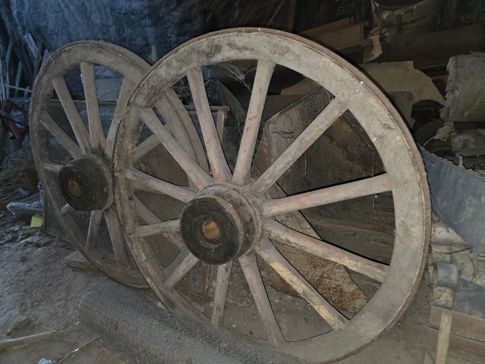 vieilles roues de chariot anciennes, Enlèvement