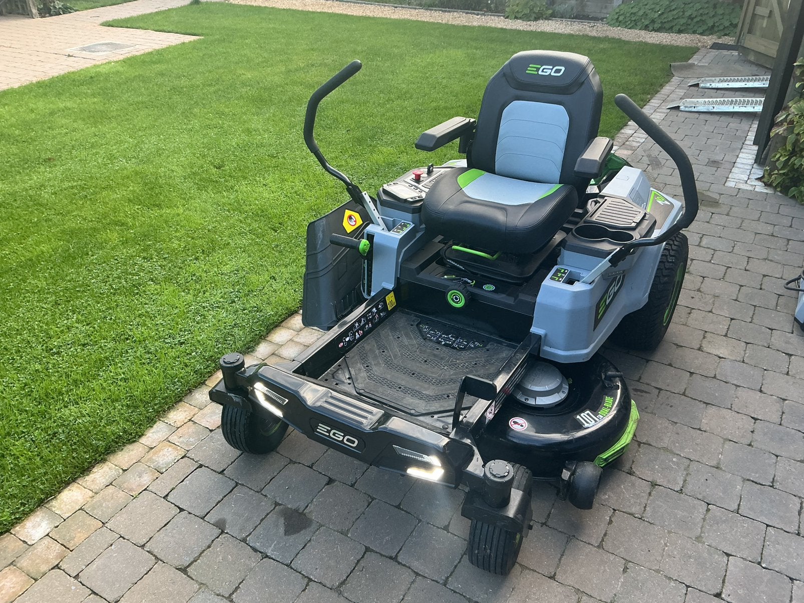Elektrische grasmaaier EGO. Z6. Met 27 werk uren, Tuin en Terras, Ophalen, Zo goed als nieuw