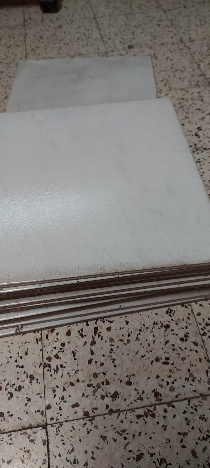 Gratis 10-tal nieuwe witte/gewolkte tegels 32x32cm + restjes, Ophalen, Keramiek, Nieuw, 20 tot 40 cm