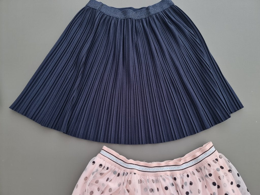donkerblauwe fijne plooitjes rok, Besties, 134, Kinderen en Baby's, Kinderkleding | Maat 134, Ophalen, Zo goed als nieuw