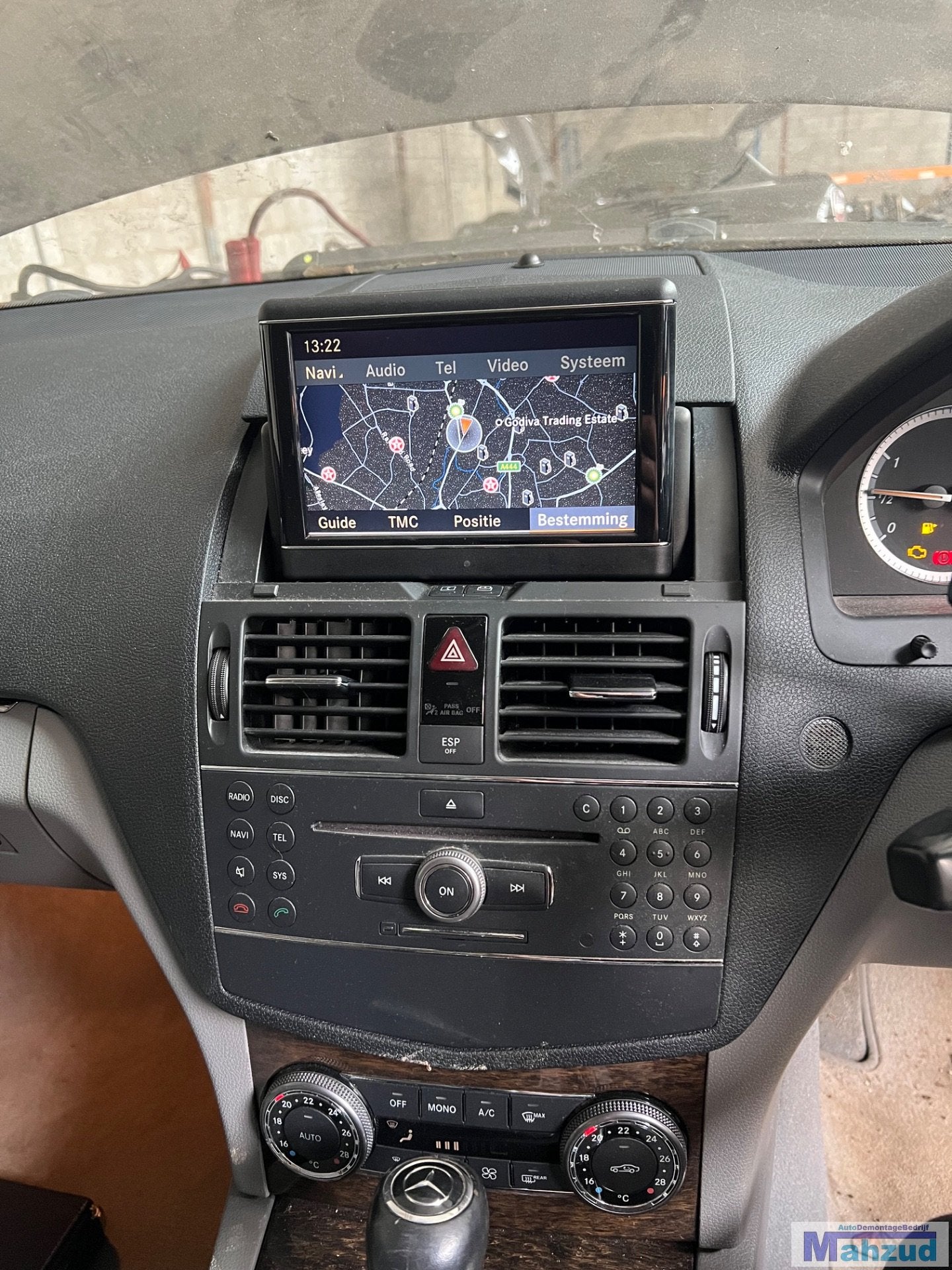 Autoradio de navigation grand cran rabattable pour Mercedes, Mercedes-Benz AG, Mercedes-Benz, Utilisé, Mercedesstrasse 120
70372  Stuttgart, DE