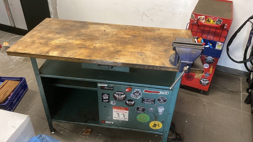 Robuuste metalen werkbank met houten werkblad + bankschroef, Bricolage & Construction, Enlèvement, Utilisé, Étau