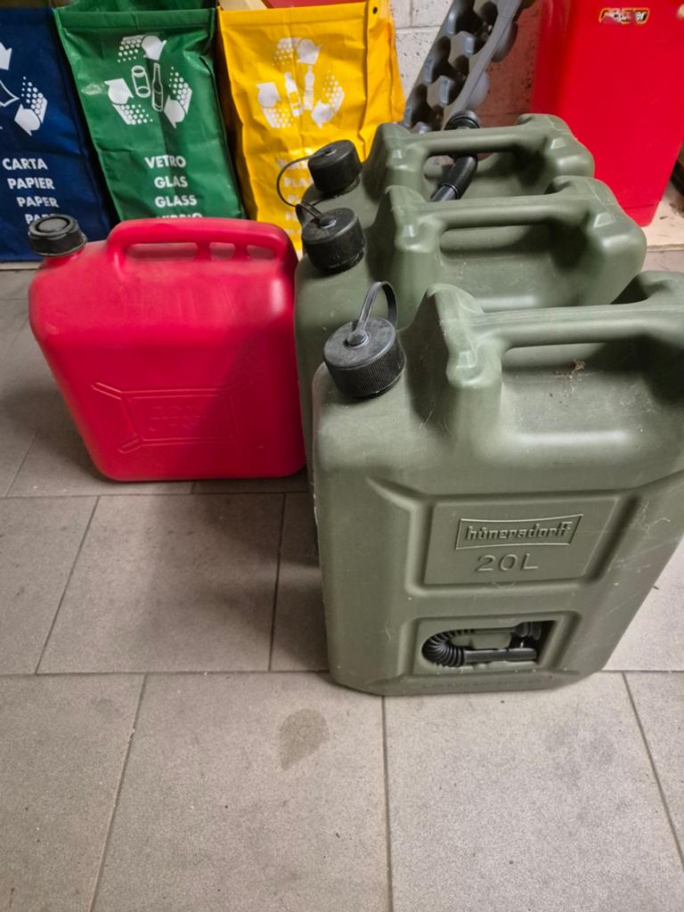 4 jerrican 20 litres, Ophalen