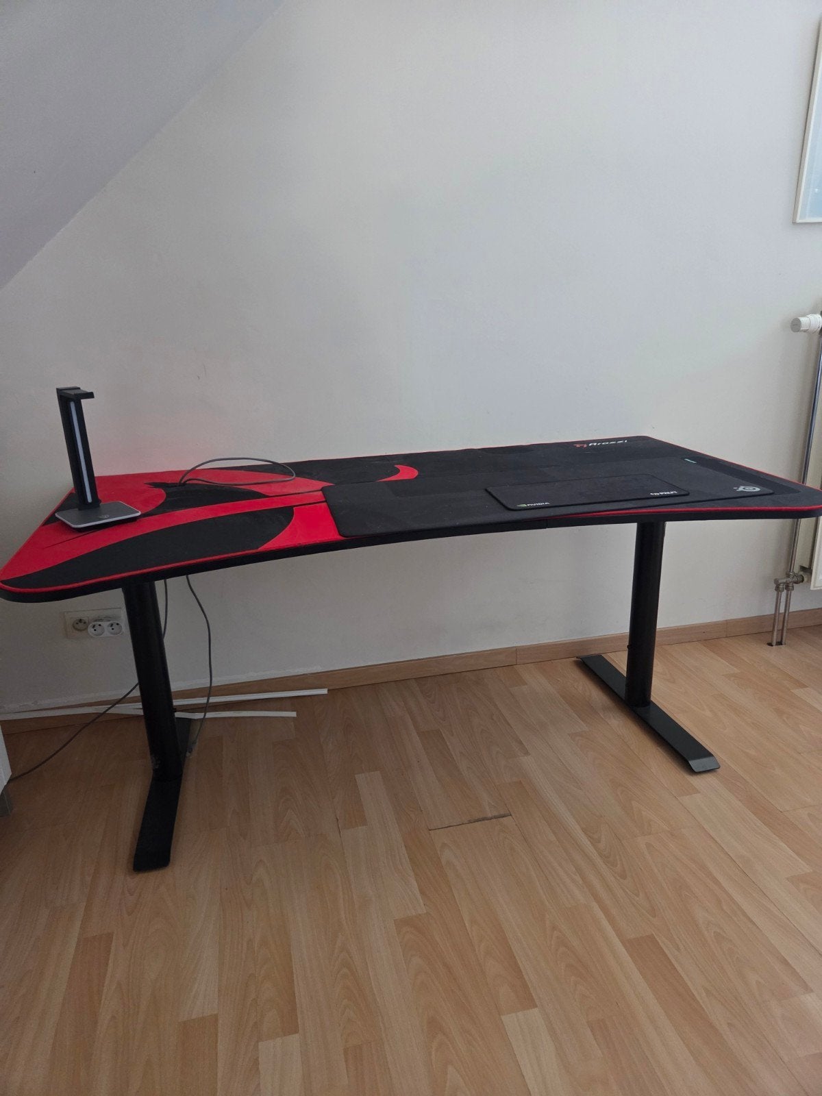 Table gaming 1m60 sur 70 cm (largeur) avec tapis vendu pour, Maison & Meubles, Chaises de bureau, Noir, Enlèvement