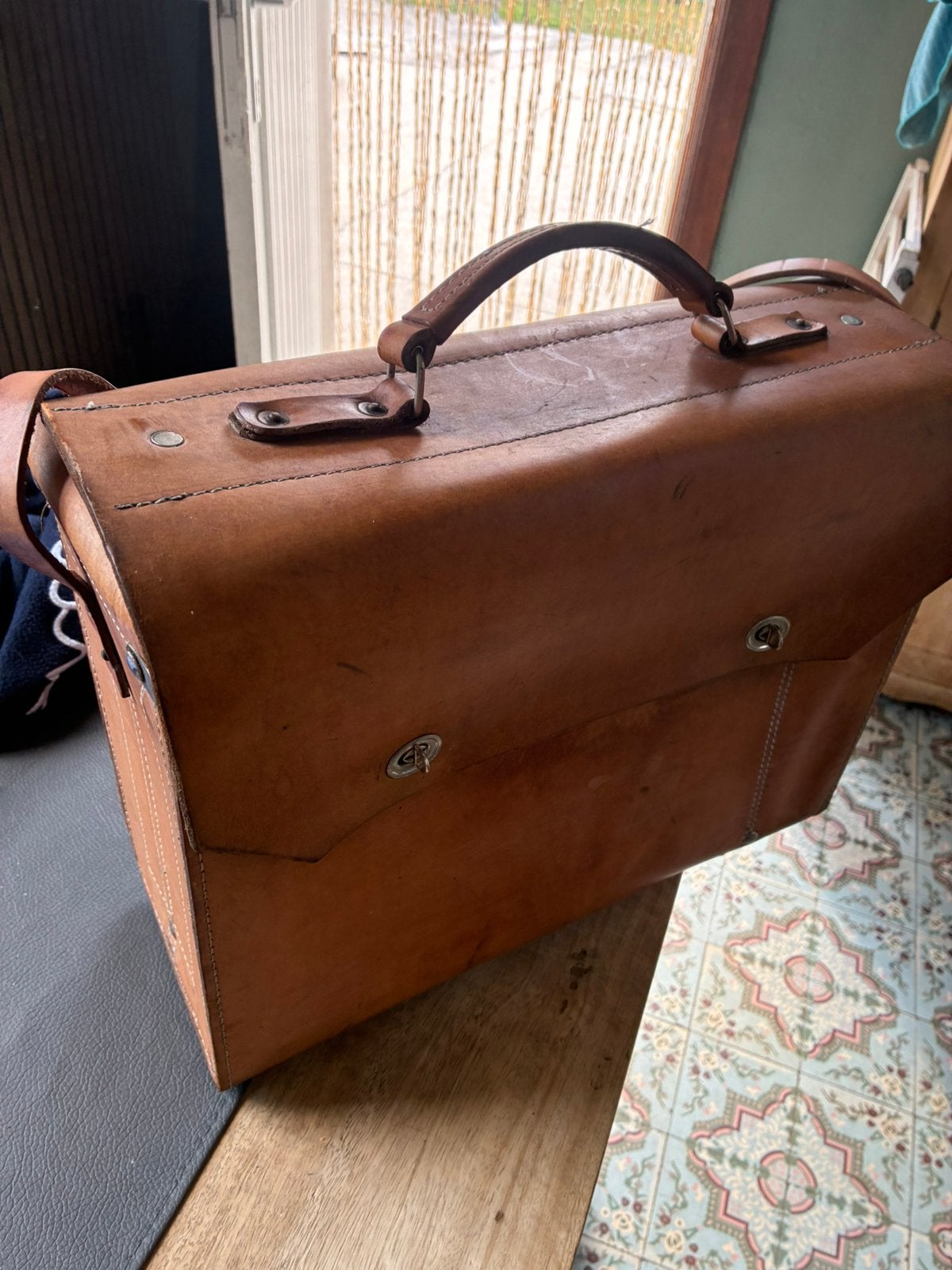Ancienne malette a outils en cuir état impeccable 55€, Enlèvement ou Envoi, Comme neuf, Cuir