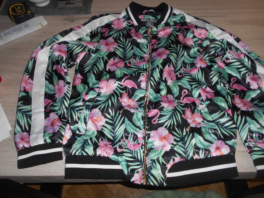 fel kleurig vestje maat 146, Ophalen of Verzenden, Zo goed als nieuw, Meisje, Trui of Vest