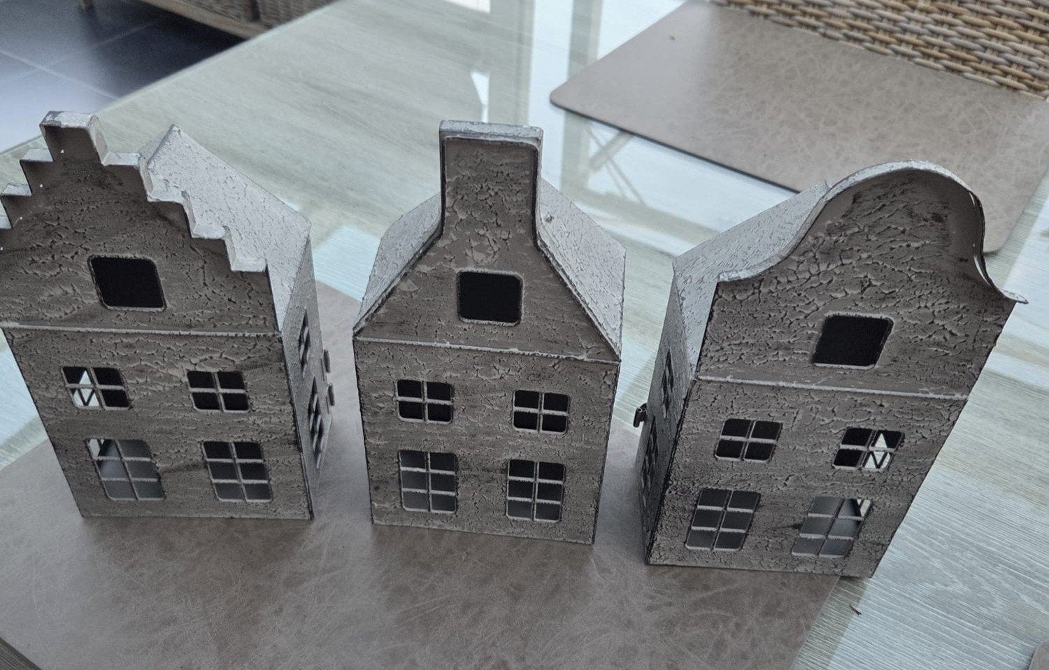 3 metalen huisjes voor theelichtjes

hoogte 26cm
breedte 13, Huis en Inrichting, Ophalen