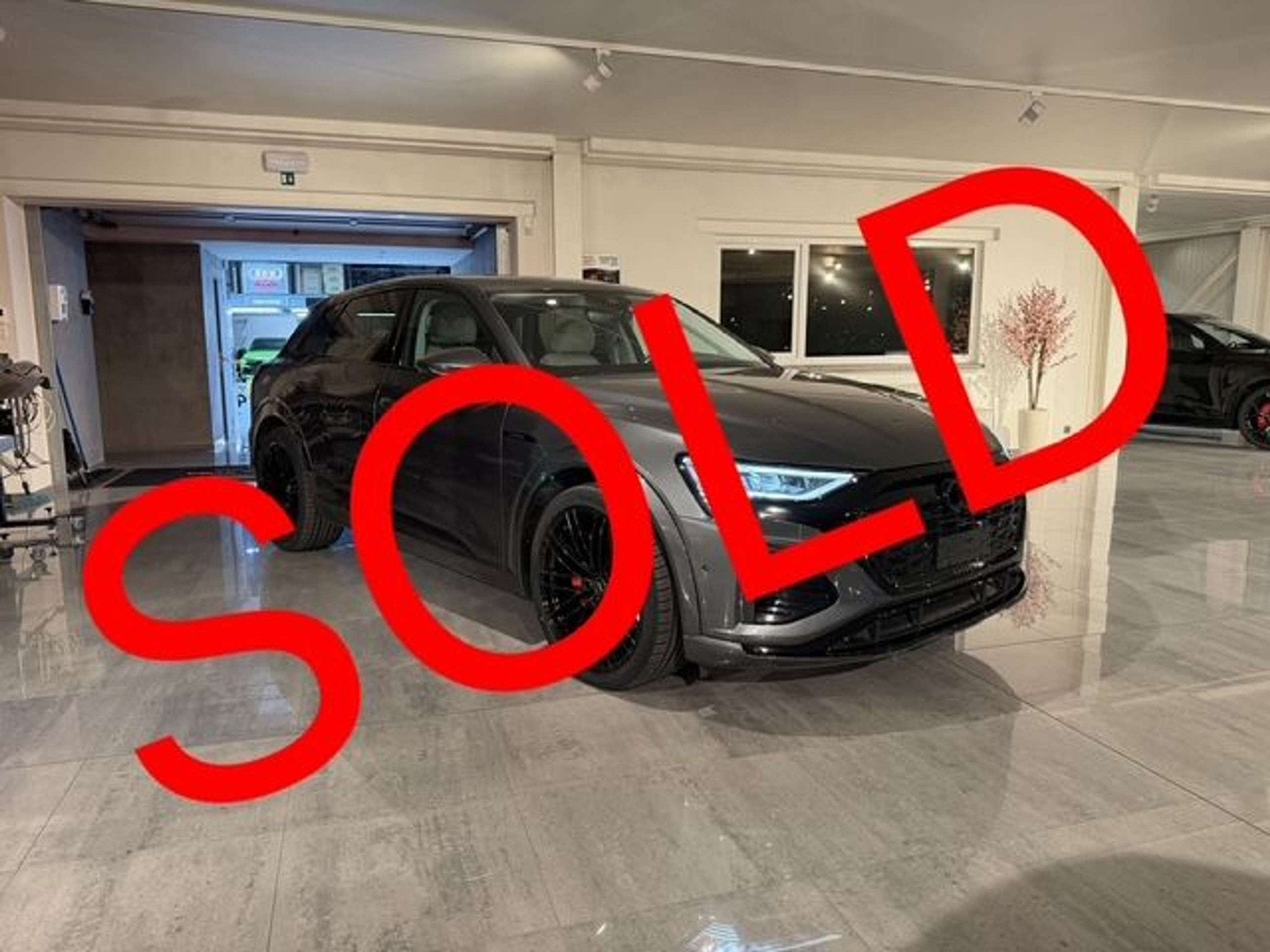 Audi Q8 e-tron SOLD BIJ GARAGE VRIENS YVES BV! (bj 2024), Auto's, Automaat, Lichtsensor, Q8 e-tron, Leder