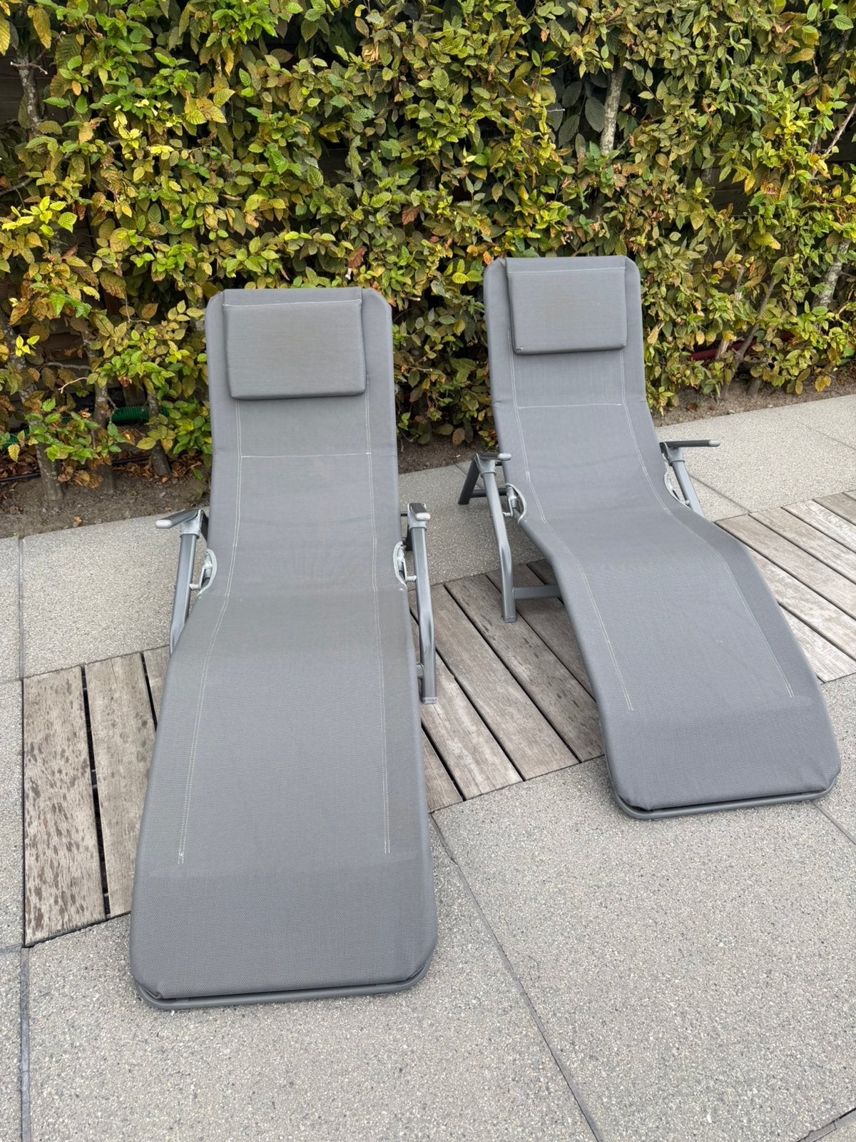 Set van 2 verstelbare ligstoelen – grijs, Ophalen of Verzenden, Zo goed als nieuw