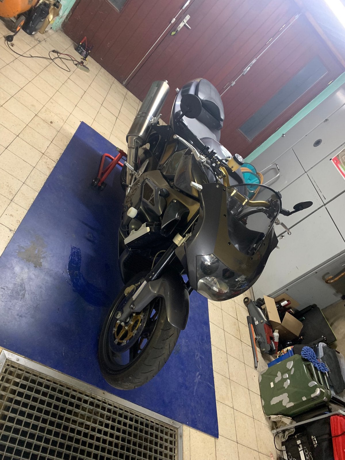 Aprilia RSV 1000 Tuono, Motoren, Particulier