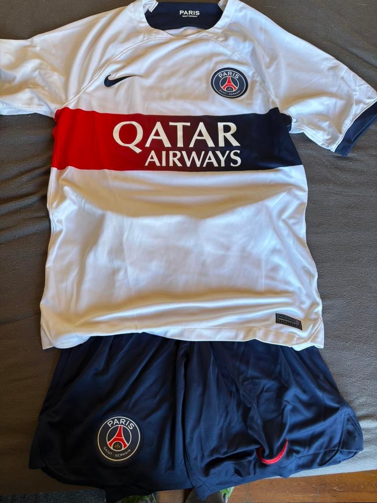 Voetbal t shirt en short paris saint-germain, Maat S, Ophalen of Verzenden, Zo goed als nieuw, Shirt