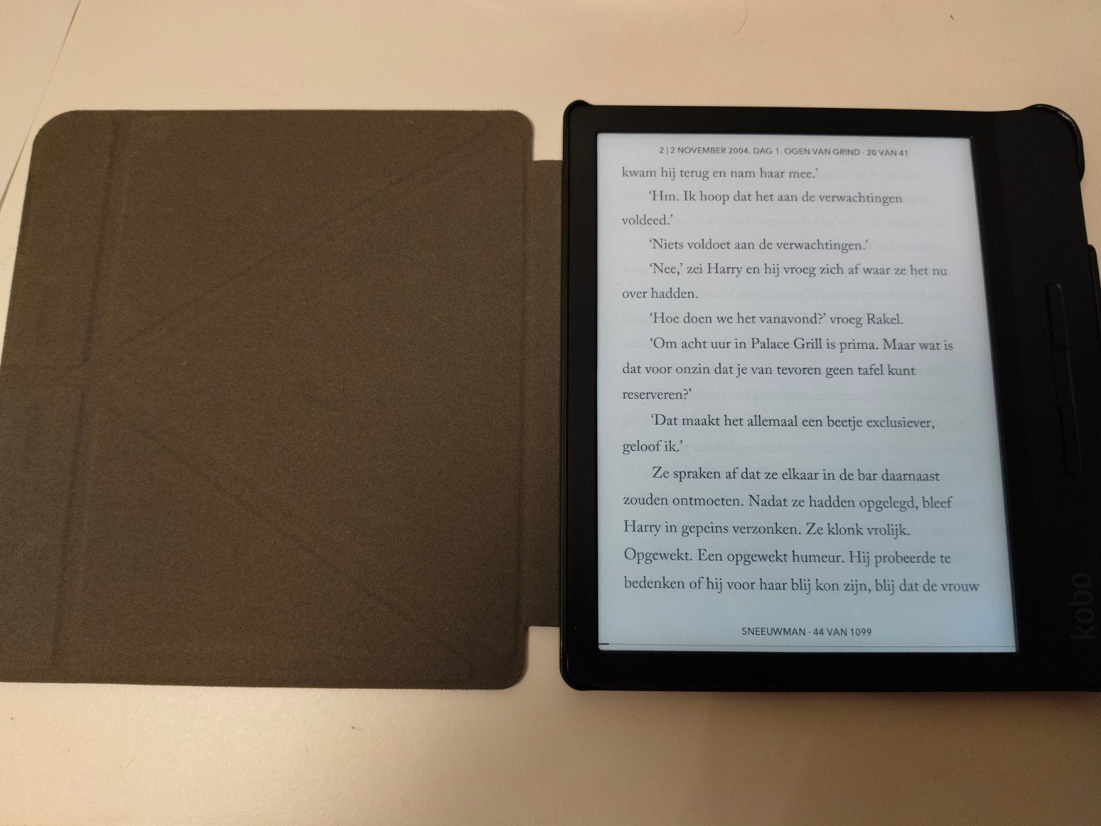 kobo libra e-reader met nieuwe hoes, Ophalen of Verzenden, Zo goed als nieuw, Kobo