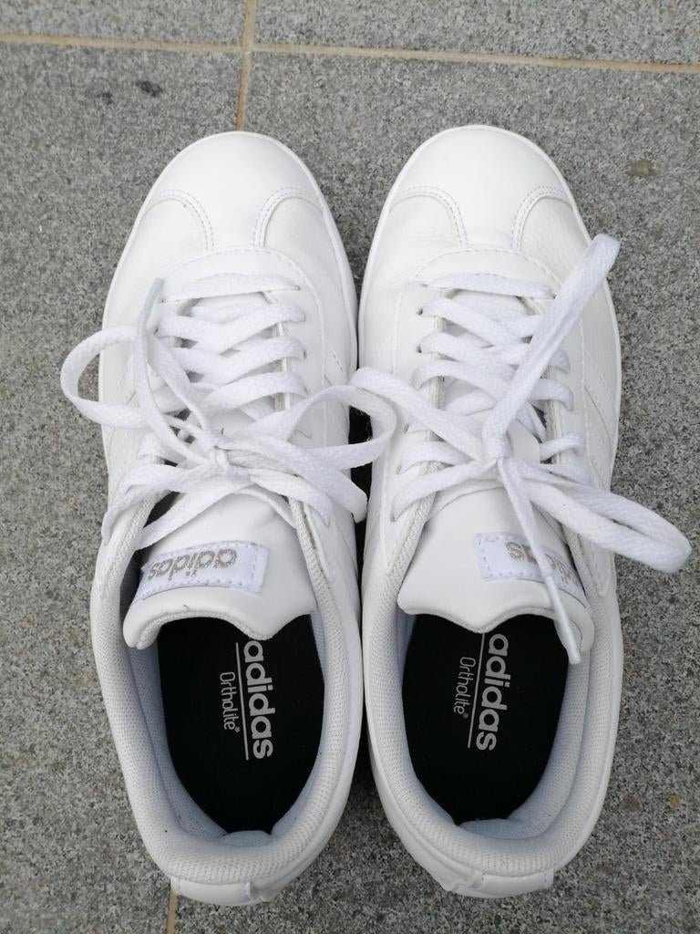 Witte Adidas sneakers, Vêtements | Femmes, Enlèvement