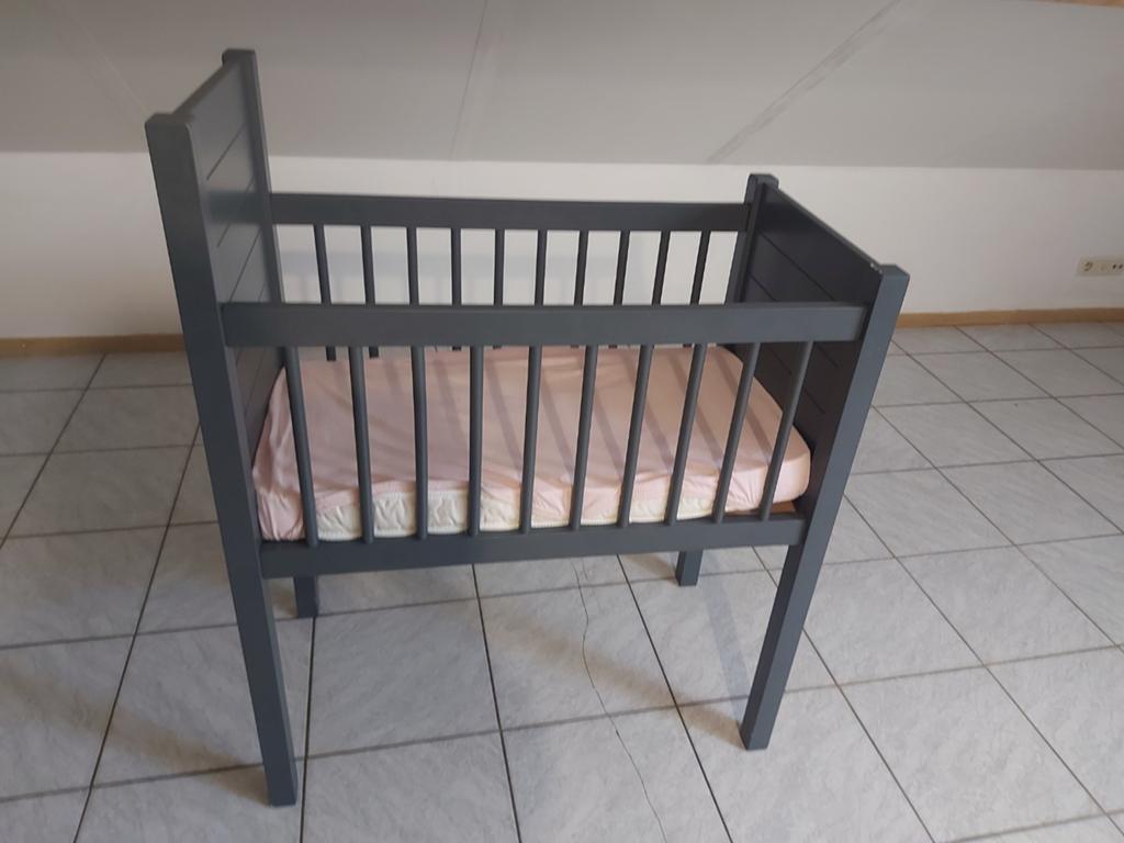 Babybedje met matras in goede staat zonder krassen, Kinderen en Baby's, Ophalen, Zo goed als nieuw, Ledikant