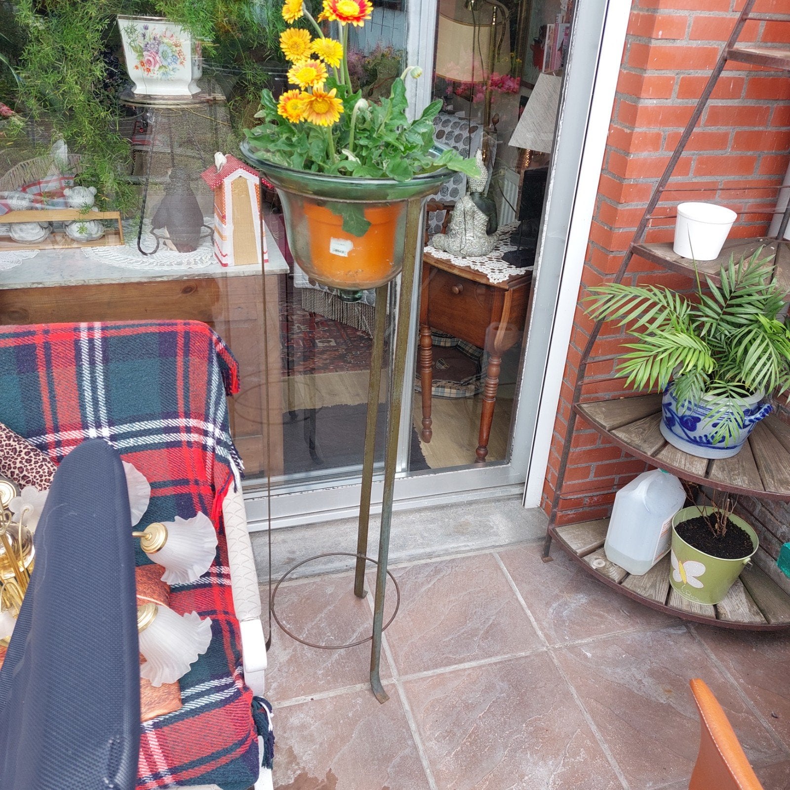 Ijzeren onderstel met glazen stolp zonder bloemen, Ophalen