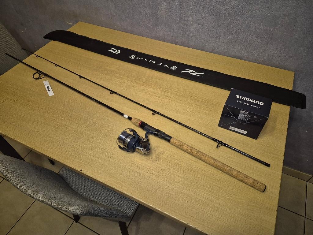 Spinhengel Daiwa Ninja Spin 2,40m 30-70 gram+ Shimano Catana, Watersport en Boten, Hengelsport | Roofvissen, Ophalen, Zo goed als nieuw