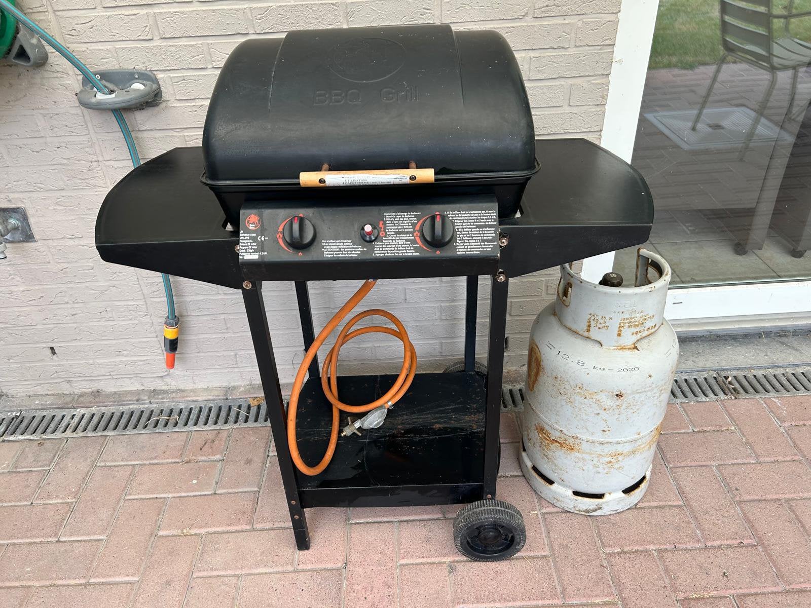 Gasbarbecue op wagentje met 2 branders + gasfles, Ophalen, Zo goed als nieuw