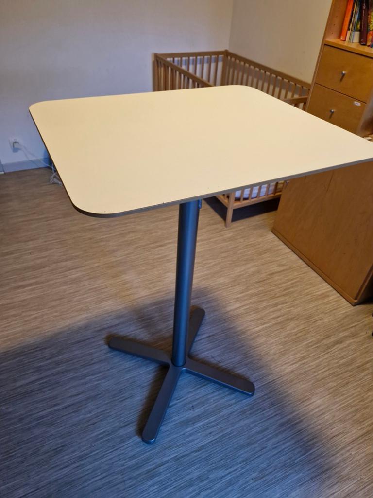 Hoge tafel, Ophalen, Zo goed als nieuw
