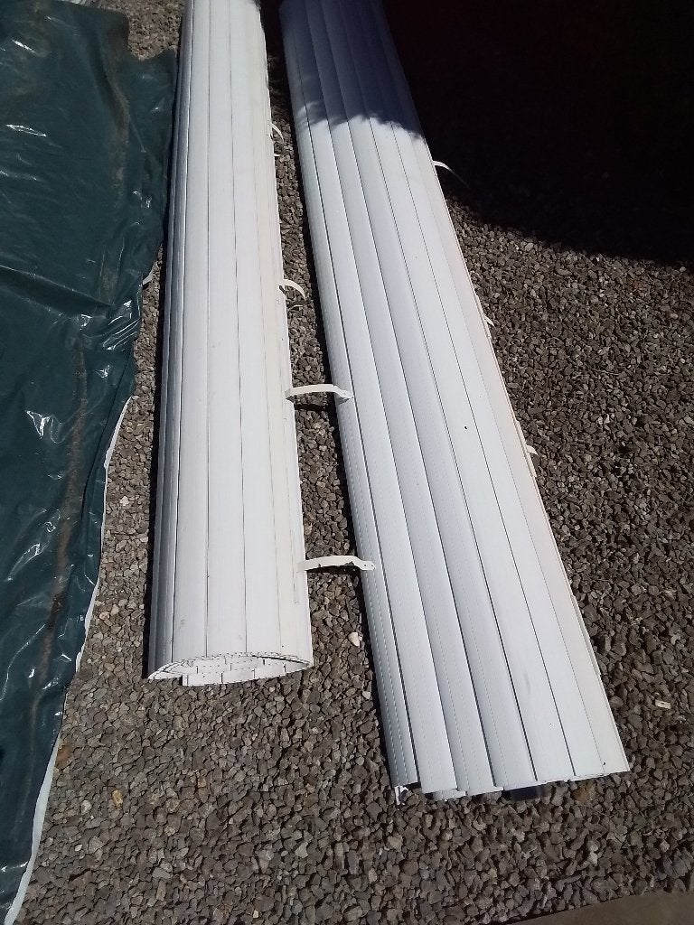 2 grote stevige witte PVC rolluiken, Ophalen