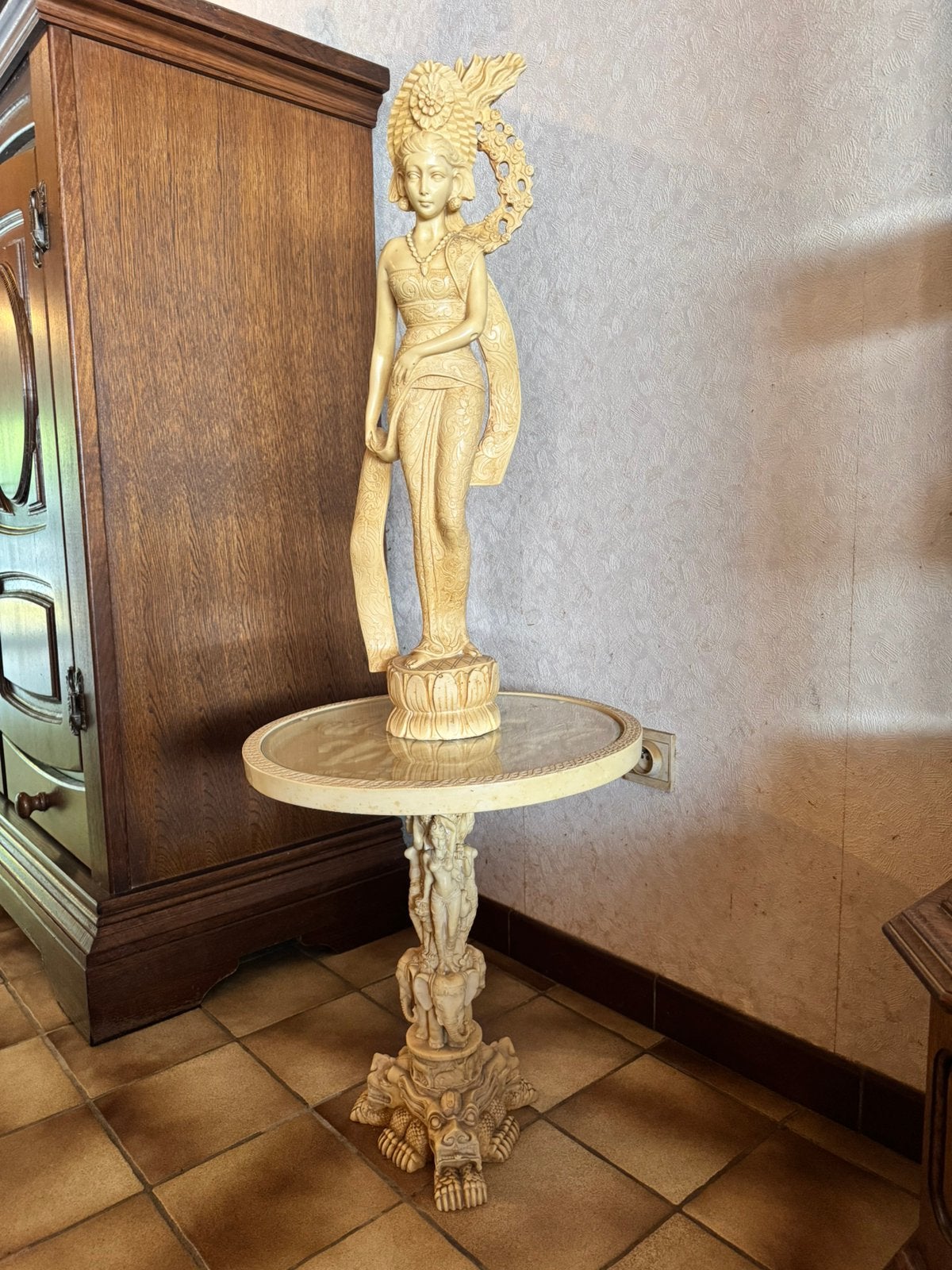 Balinese danseres op tafel, Ophalen, Zo goed als nieuw