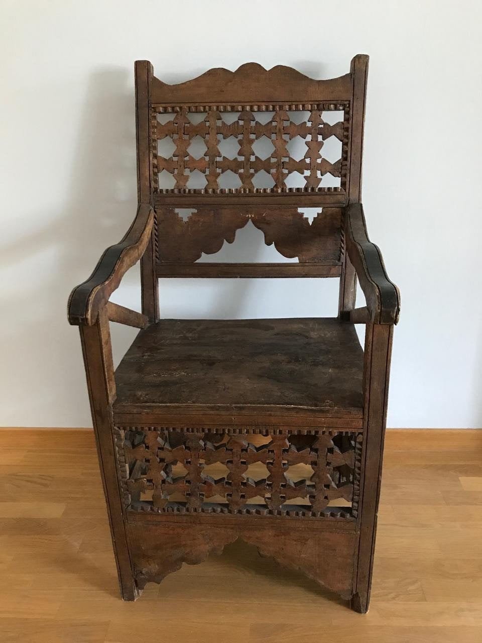Moorse houten troonfauteuil, Ophalen