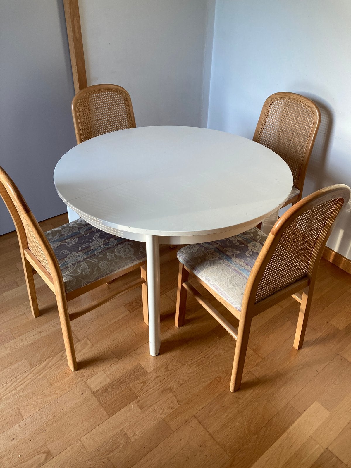 Table ronde Ø 110 cm extensible avec 4 chaises, Maison & Meubles, Enlèvement, Utilisé, 4 à 6 chaises