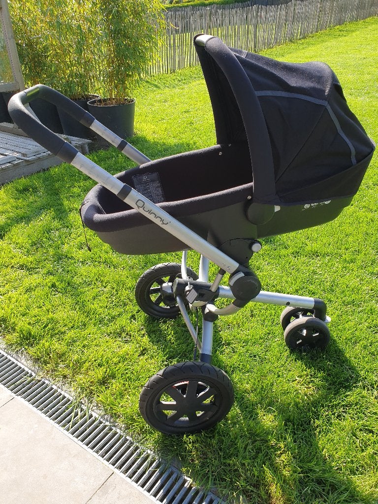•	Mooie zwarte buggy/koets van het merk Quinny, Kinderen en Baby's, Kinderwagens en Combinaties, Ophalen, Quinny, Combiwagen, Verstelbare duwstang