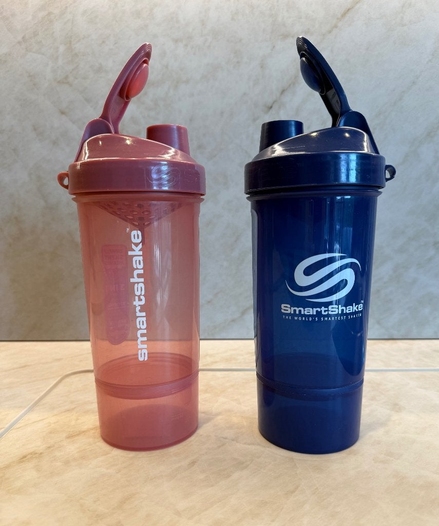 2 Shakers met bewaarvak & haakje, Ophalen, Zo goed als nieuw