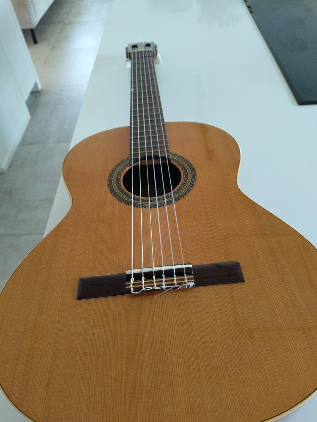 gitaar Cuenza, Ophalen