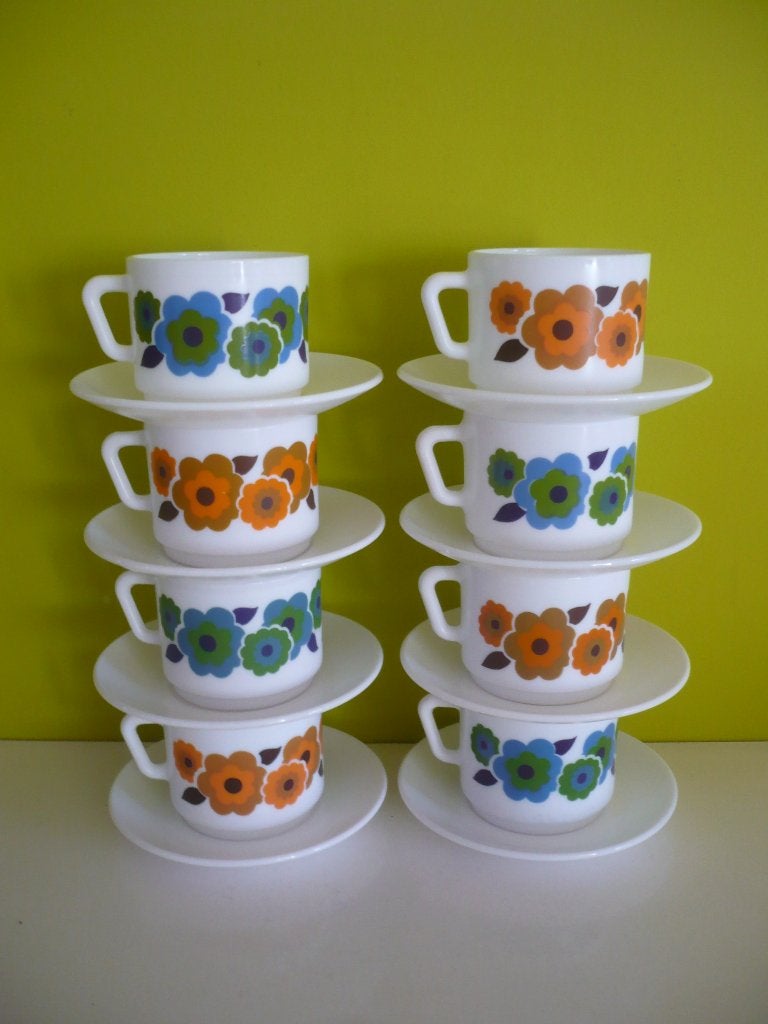 8 vintage tassen met onderzetbordjes arcopal lotus bloem, Verzamelen, Retro, Ophalen of Verzenden, Huis en Inrichting