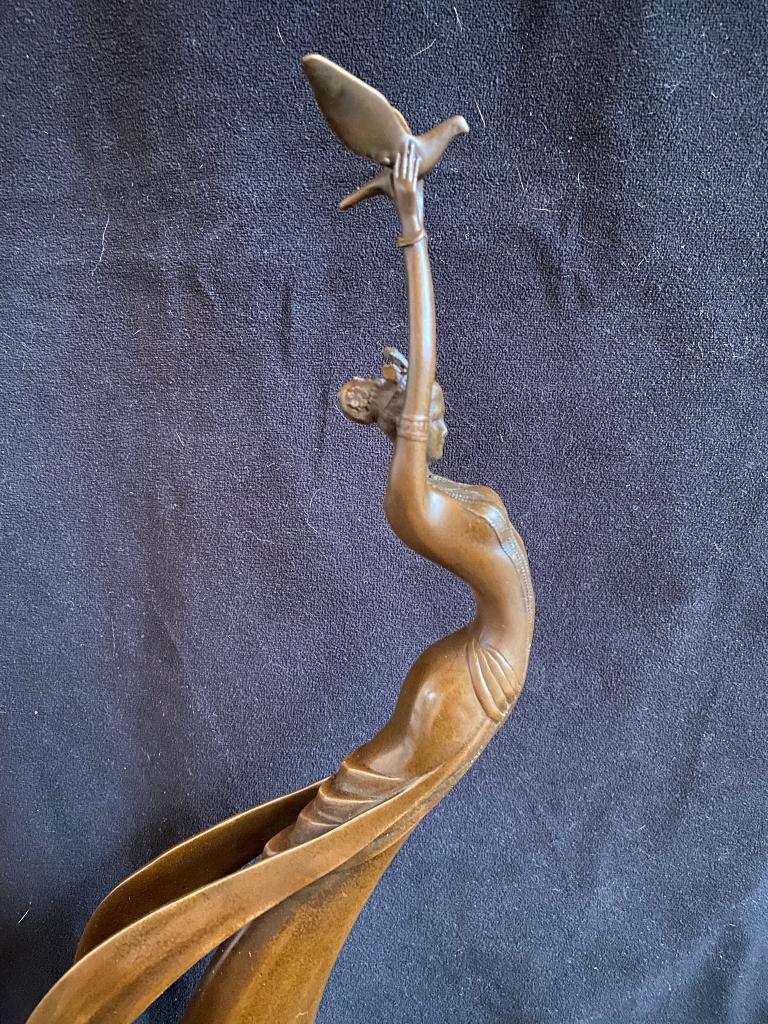 Bronzen slanke dame laat vogel los, Art Nouveau zuiver brons, Antiek en Kunst, Kunst | Beelden en Houtsnijwerken, Beeld, Brons
