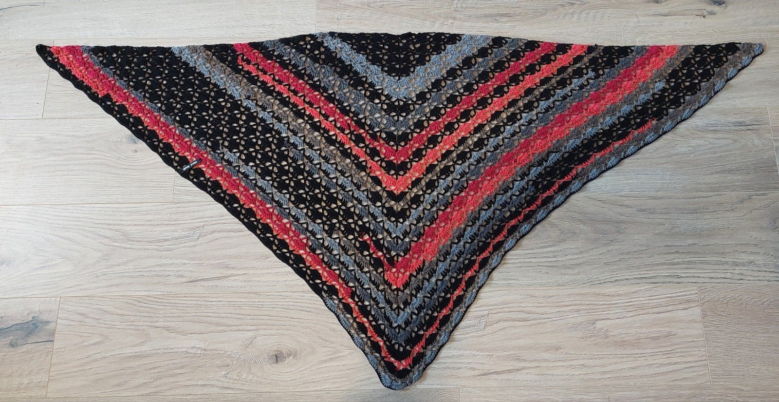 Grand châle Paréo neuf au crochet - Fait main, Neuf, Gris, Enlèvement ou Envoi, Autres types
