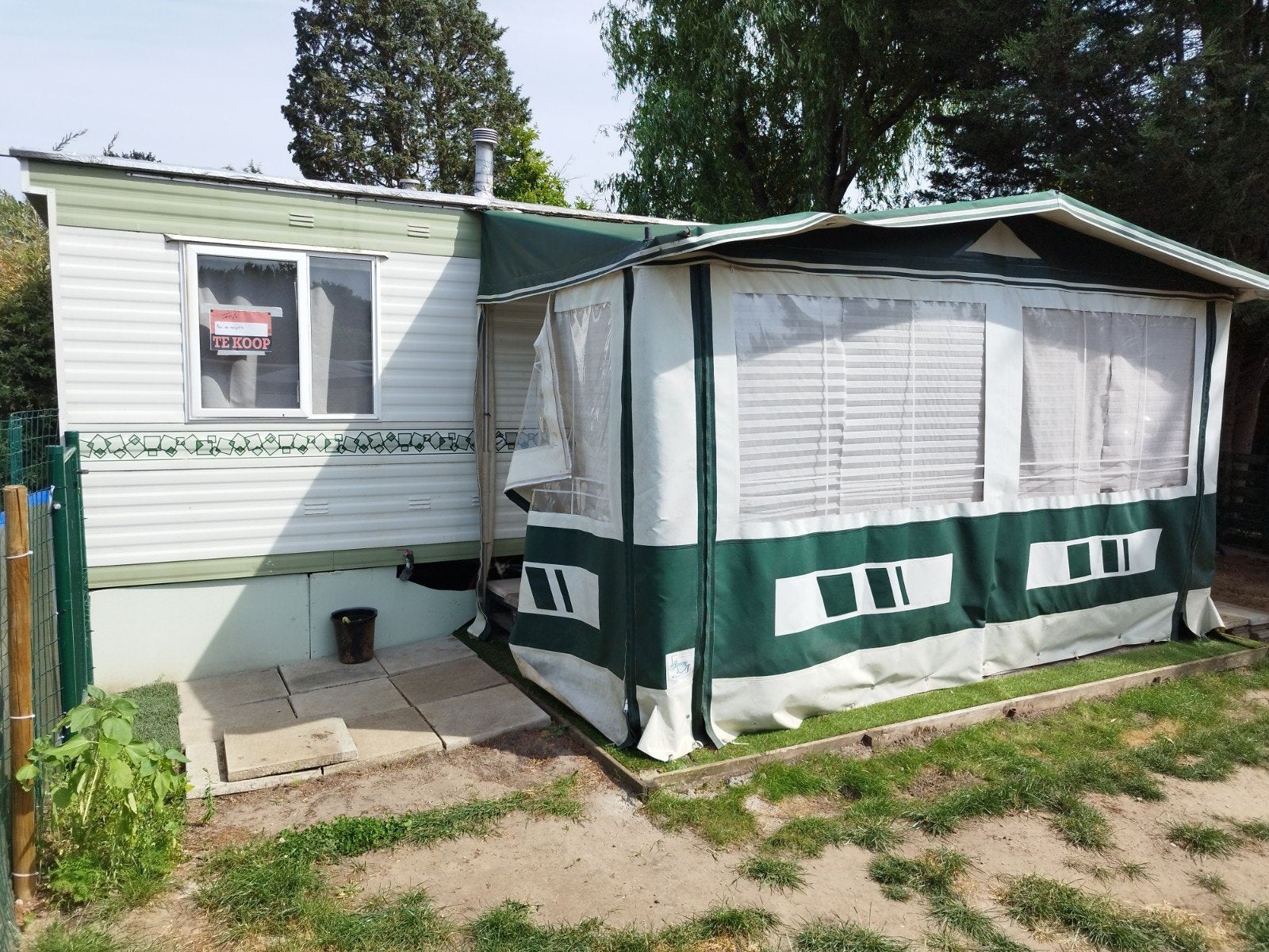Verkocht Stacaravan gerenoveerd in zeer goede staat 8 X3 m, Caravans en Kamperen, Voortenten en Luifels, Ophalen of Verzenden