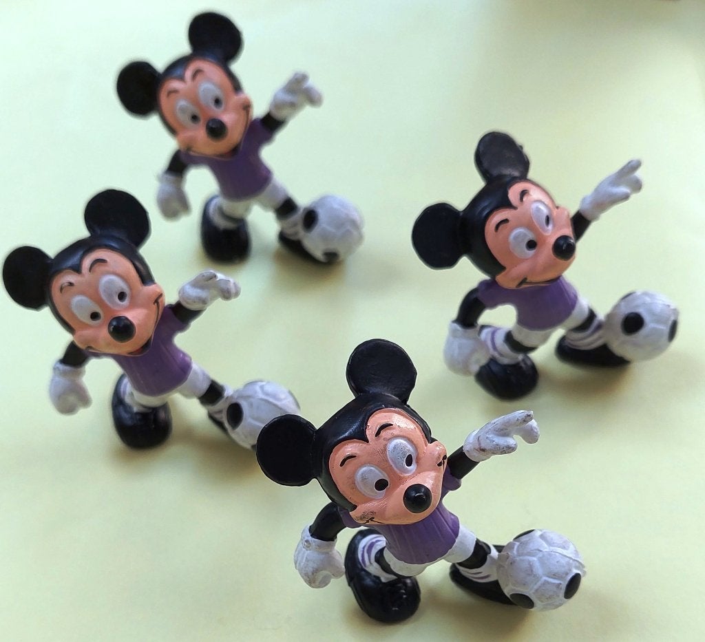 4 Mickey voetballers, Ophalen of Verzenden, Zo goed als nieuw, Beeldje of Poppetje