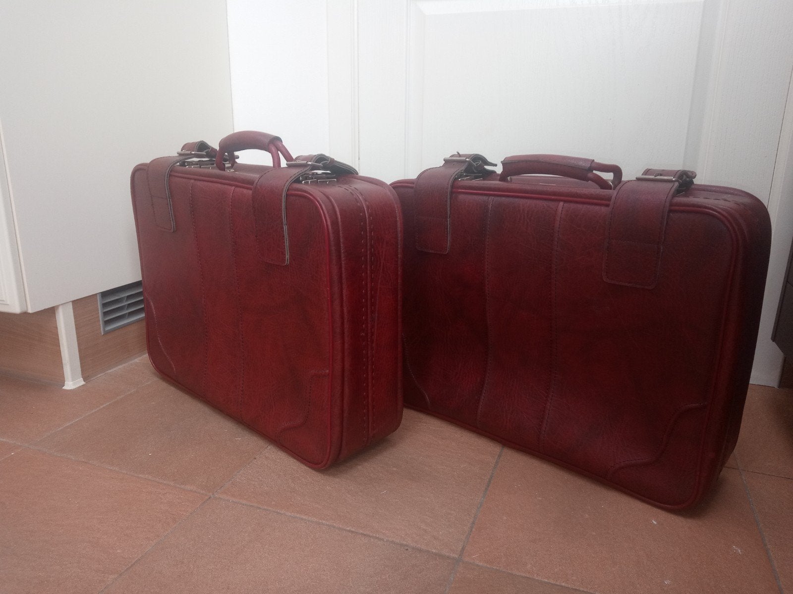 Cet ensemble se compose de deux magnifiques valises vintage, Enlèvement, Cuir
