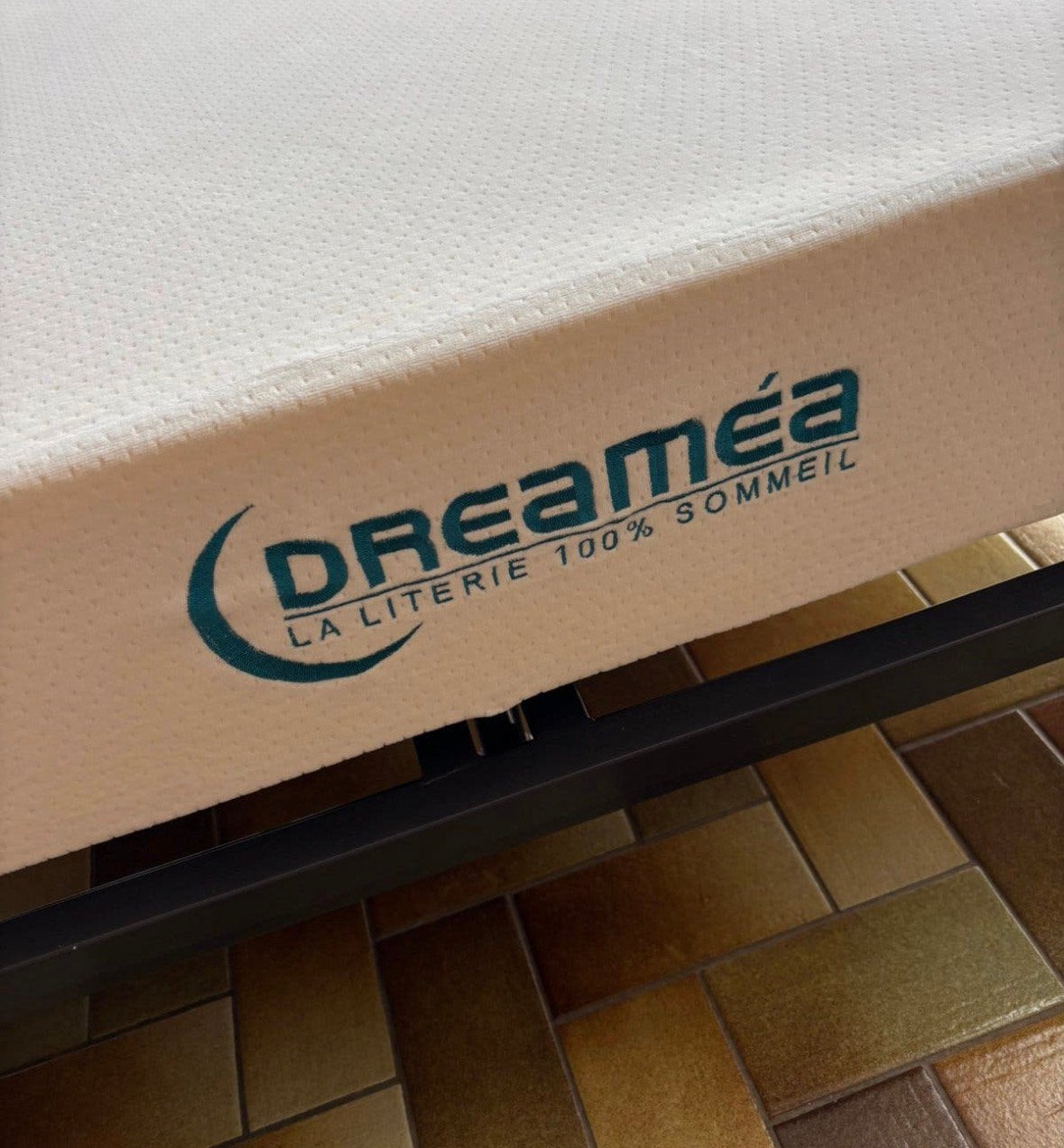 Lit 140 électrique avec matelas dreamea, Enlèvement, Comme neuf